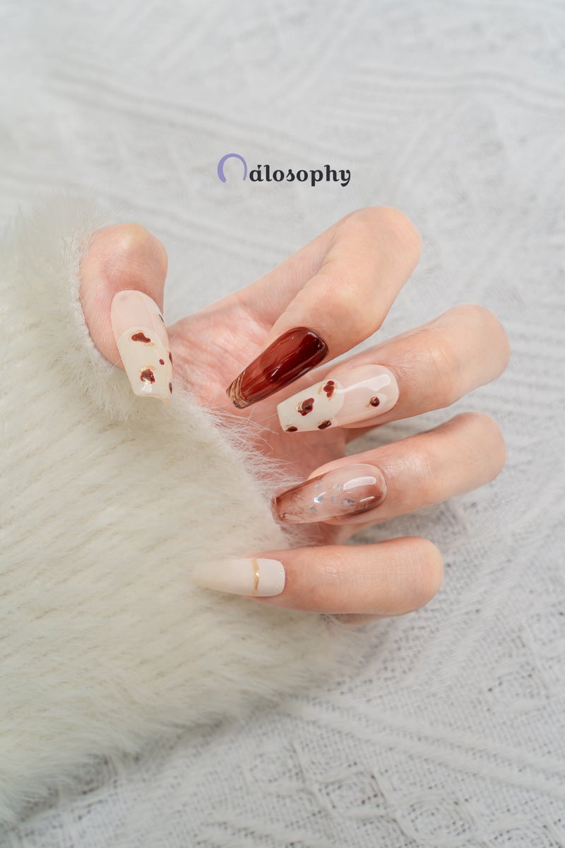 Nailosophy أظافر فاخرة مصنوعة يدويًا باللون الكهرماني الرخامي ونقشة الفهد مع لمسات ذهبية | شكل الكوفين - Image 4